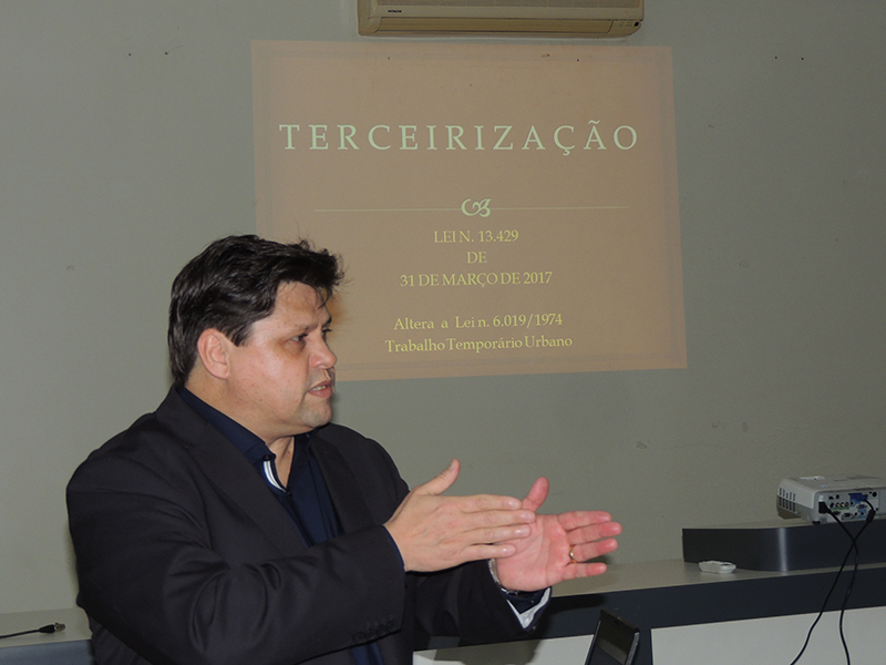 Advogado ministra palestra sobre Lei da Terceirização na Câmara de Vereadores