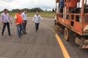 APÓS COBRANÇAS: Adilson de Oliveira, Maziero e Suchi acompanham pintura na pista do aeroporto Brigadeiro Camarão