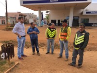 AVENIDA RONDÔNIA: Maziero e Macedo falam com população, e dizem que se asfalto não começar em 15 dias, o povo continuará abandonado