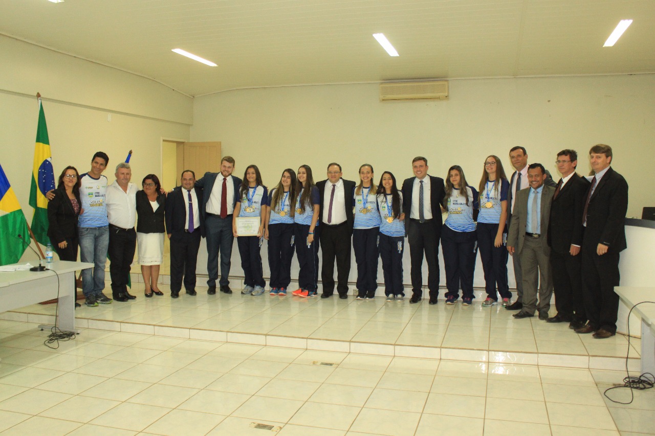 Câmara entrega moção de aplausos à equipe de Voleibol campeã nos jogos Escolares da Juventude 2017