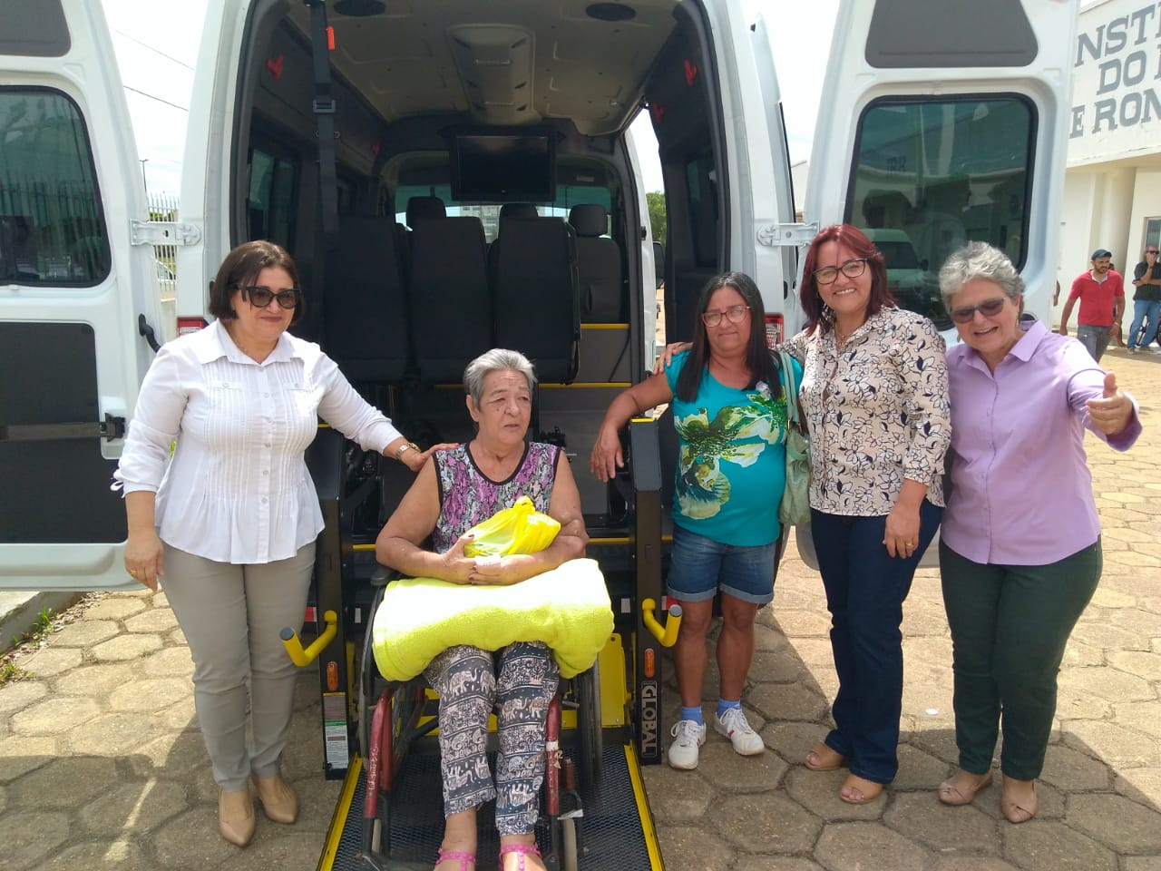 Instituto do Rim recebe van para portadores de deficiência, solicitada por vereadoras Vera e Valdete