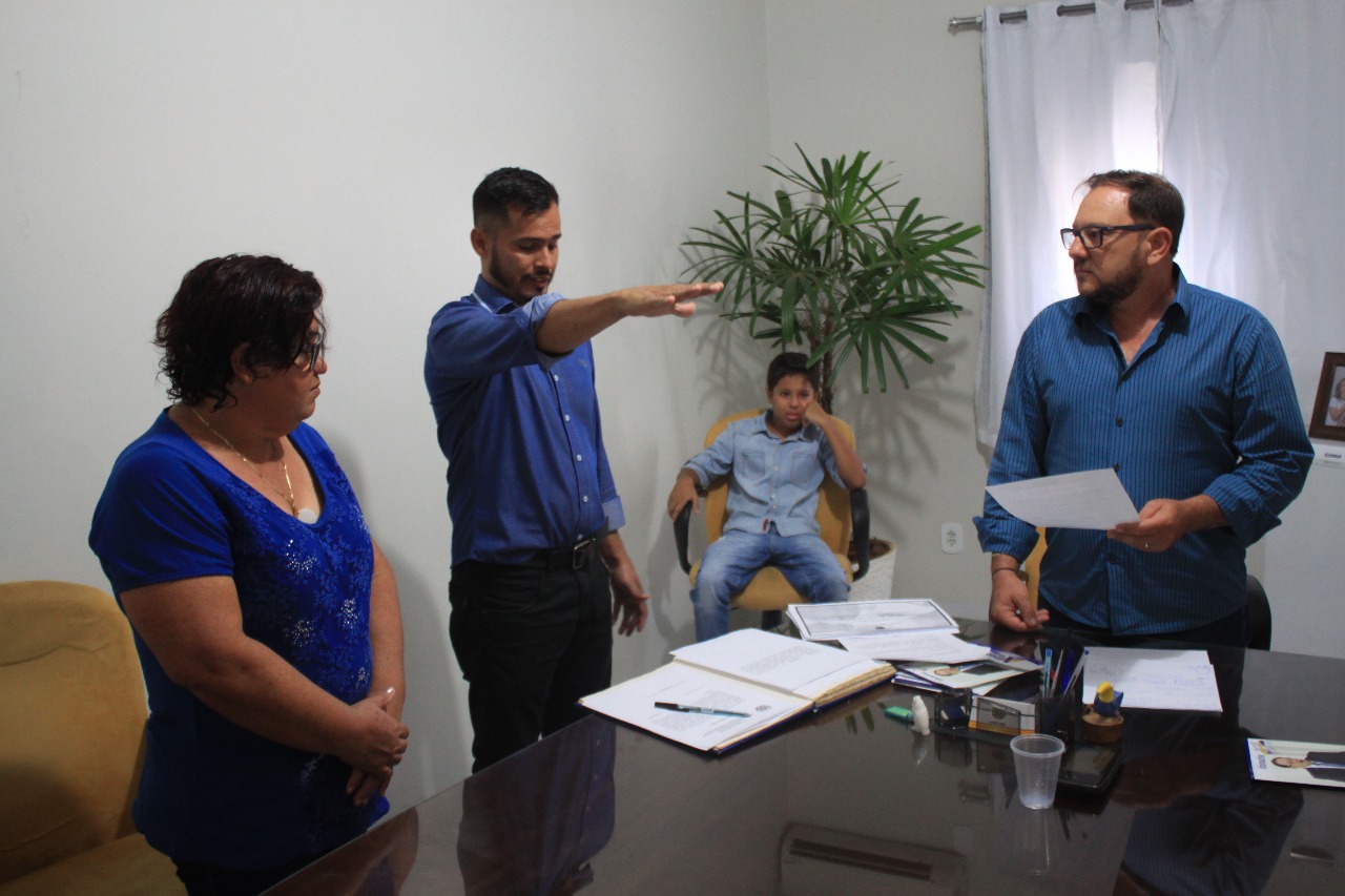 Israel Zigue toma posse como vereador e se emociona durante juramento