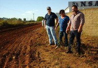 Leninha acompanha secretário de obras em patrolamento das ruas do Parque Industrial