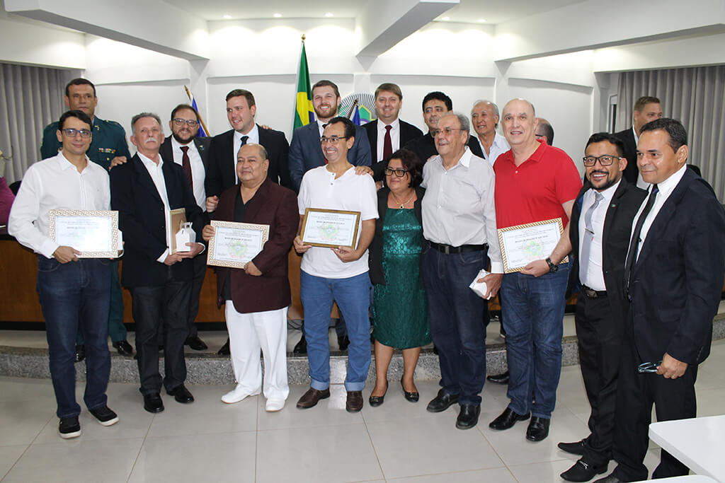 Leninha do Povo homenageia 15 médicos com entrega de moção de aplauso
