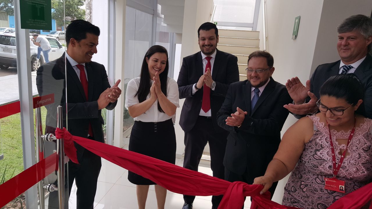 Presidente da Câmara de Vereadores prestigia inauguração de agência do Santander em Vilhena