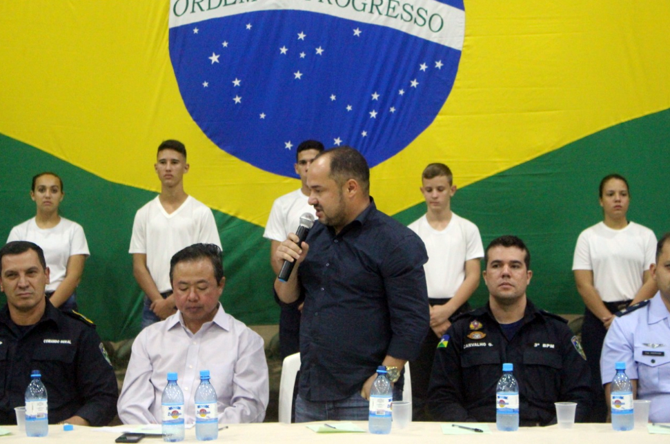 Ronildo Macedo acompanha apresentação do diretor geral da Escola Almirante Tamandaré no bairro Cristo Rei