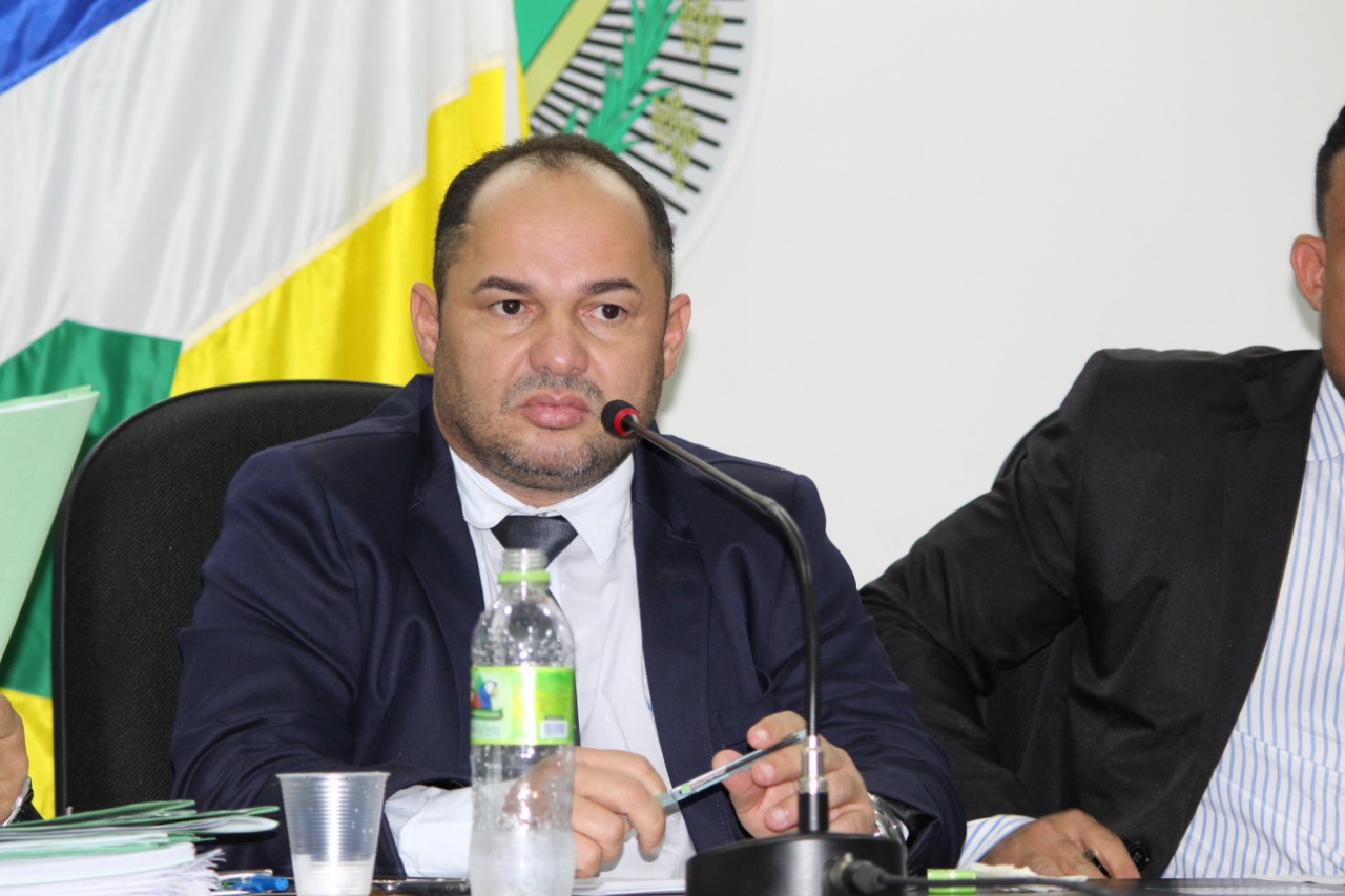 Ronildo Macedo diz a líder comunitário para ir trabalhar, pois não vai ganhar nada desta Câmara