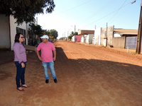Ronildo Macedo e Vera da Farmácia fiscalizam asfaltamento no bairro Cristo Rei