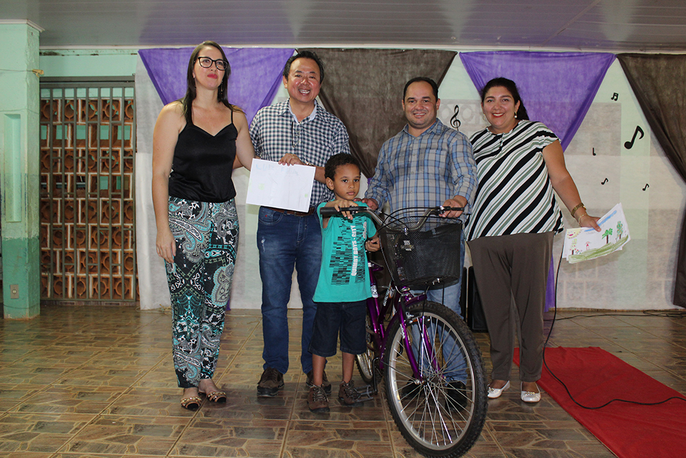 Ronildo Macedo entrega prêmios aos vencedores do concurso de desenho e redação na rede municipal