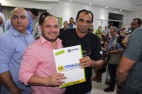 Ronildo Macedo participa da entrega de títulos definitivos em Vilhena