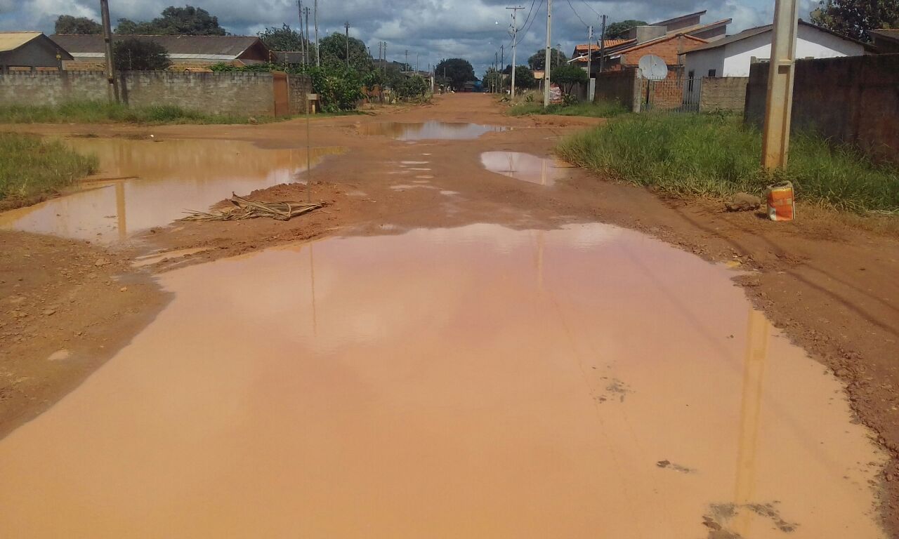 Ronildo Macedo visita Embratel e moradores se dizem isolados por causa de ruas alagadas  