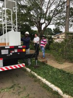 Samir Ali e Ronildo Macedo fiscalizam primeiros serviços do caminhão cesto aéreo em Vilhena