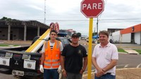 Trânsito vilhenense recebe 90 placas refletivas graças à emenda impositiva de Rogério Golfetto