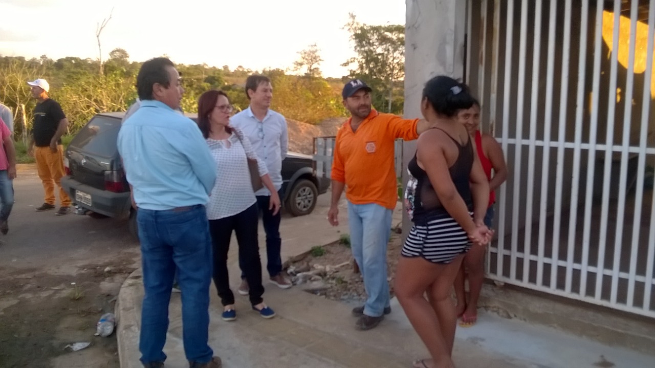 Vera da Farmácia é atendida por prefeito na contenção da cratera no bairro União