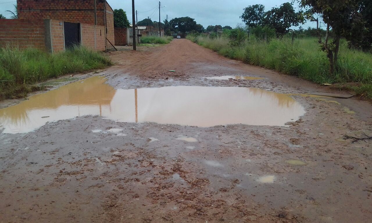Vereador Ronildo Macedo solicita patrolamento e cascalhamento no bairro Moisés de Freitas