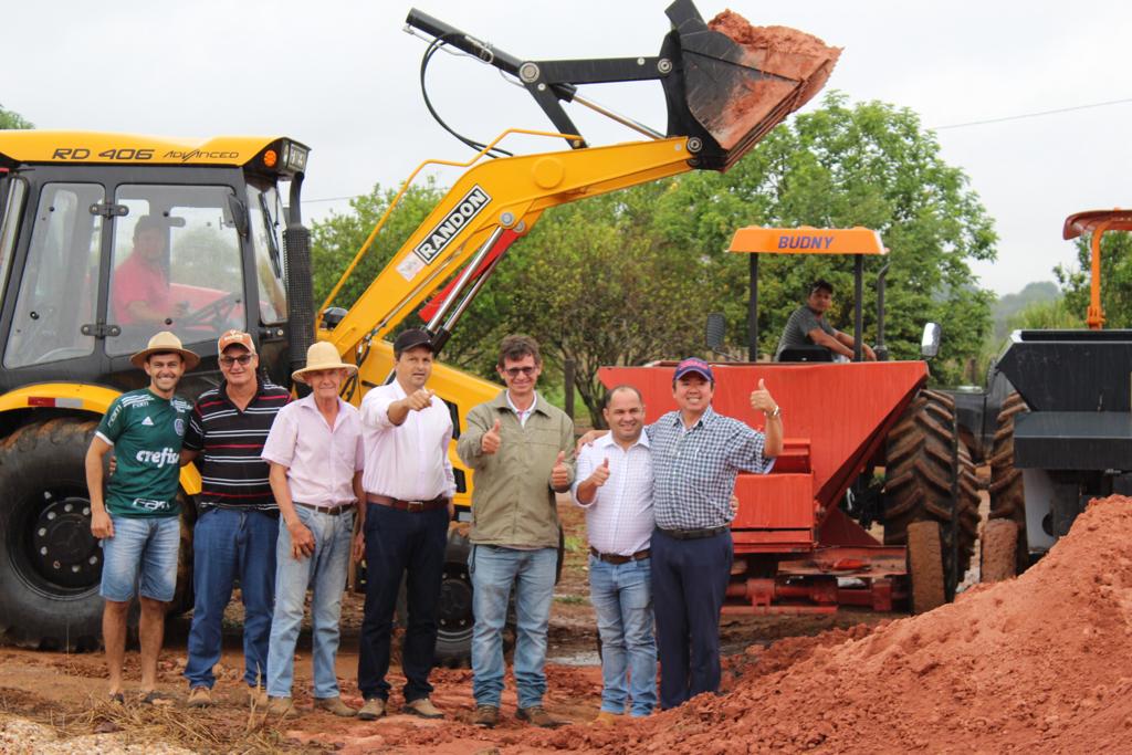 Vereadores acompanham a entrega de 90 toneladas de calcário a produtores rurais em Vilhena