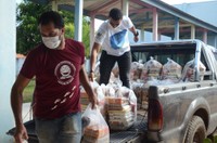 Vereadores entregam mais de 1.200 cestas básicas para distribuição devido à pandemia